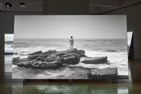 「戻る場所」（2011）展示風景（MOT アニュアル2021「海、リビングルーム、頭蓋骨」）／東京都現代美術館、2021）Photo: Morita Kenji